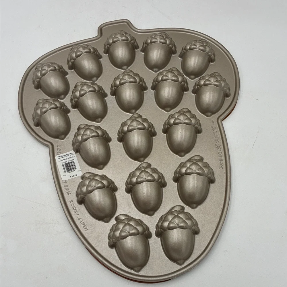 Williams Sonoma Acorn Cakelet Pan